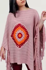 Poncho tejido artesanalmente en lana y acrílico color rojo, con aplique de crochet multicolor y terminación en flecos.