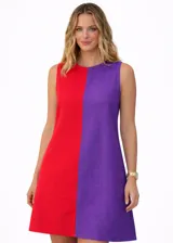 Vestido corto sin mangas con diseño bicolor, presentando una mitad en color rojo y la otra mitad en color violeta. Posee un corte recto y holgado con cuello redondo.
