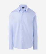 Camisa de corte regular para hombre, en color celeste con finas rayas verticales blancas. Cuenta con cuello camisero tradicional, mangas largas con puños abotonados y cierre frontal con botones.