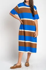Vestido midi de tejido de punto con diseño de rayas horizontales en azul, marrón y blanco. Presenta cuello redondo, mangas cortas y un corte recto y holgado.