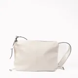 Bandolera de cuero sintético color blanco, con correa ancha regulable y cierre superior con cremallera.
