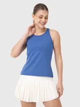 Musculosa deportiva de color azul, con diseño de espalda abierta, ajuste regular y sujetador integrado con almohadillas removibles.