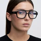 Lentes con filtro de luz azul y protección UV400, con montura estilo aviador en color negro y cristales transparentes.