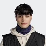 Cuello tubular multifuncional de color azul marino, confeccionado sin costuras y con tejido de alta elasticidad. Ofrece protección solar FPS 50 y está fabricado con materiales reciclados que absorben la humedad, permitiendo múltiples formas de uso.