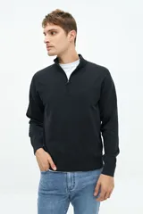 Buzo azul marino de tejido de punto con cuello alto y medio cierre con cremallera.