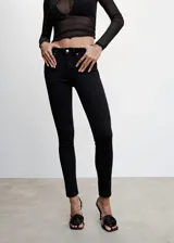 Jeans de corte skinny con efecto push-up, tiro bajo y diseño de cinco bolsillos. Confeccionados en tejido elástico de mezcla de algodón.