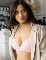Soutien color rosa confeccionado en microfibra ultrasuave, con copas soft moldeadas, breteles convertibles y laterales dobles con varillas internas para mayor soporte.