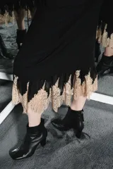 Botín de cuero negro con punta cuadrada y cierre de cremallera trasera. El tacón es ancho y mide 8,5 cm de alto.