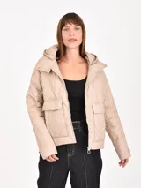 Campera negra con capucha, diseño acolchado con costuras decorativas, cierre frontal y bolsillos delanteros.