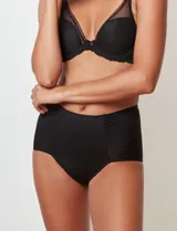 Panty de tiro alto confeccionada en lycra, con diseño liso y cobertura completa.