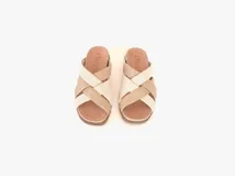 Sandalias planas de cuero con tiras cruzadas en combinación de tonos beige y blanco, plantilla anatómica y suela de poliuretano.