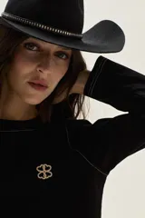 Remera de algodón de corte recto, con cuello a la base y mangas largas. Presenta costuras con pespuntes a contratono y un pequeño bordado en el pecho.