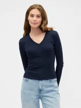 Remera de manga larga con escote en V, confeccionada en tejido de algodón suave y elástico, con un corte ajustado al cuerpo.