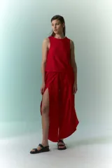 Pantalón rojo de lino con tajos laterales.