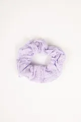 Gomita de pelo color lila con estampado de flores.