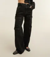 Pantalón de jean negro con corte recto, cintura alta, trabillas y bolsillos cargo laterales.