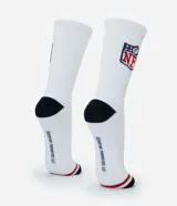 Medias de caña larga color blanco con el logo de la NFL estampado en el lateral. Presentan puntera y talón en color azul marino con una franja roja decorativa en la puntera.