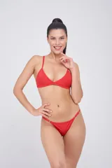 Corpiño de bikini marrón con contorno color naranja, breteles regulables y copas desmontables.
