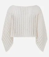 Salida de playa blusa blanca de punto calado, con diseño cropped, cuello bote y mangas largas amplias.