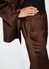 Pantalón de vestir de corte recto y tejido satinado fluido. Presenta una cintura elástica sin cierre y un diseño elegante de estilo traje.