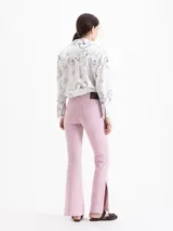 Pantalón Cuore de gabardina en tono gris cemento, con silueta ajustada en la cintura y pierna semi oxford con tajos laterales en el ruedo. Incluye botón metálico dorado con forma de corazón en el frente y pasadores.
