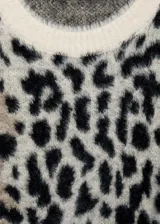 Jersey de punto con efecto pelo, diseño recto y cuello redondo. Presenta estampado animal print de leopardo con terminaciones en contraste y manga larga.