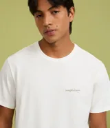 Remera masculina comfort de algodón peruano blanco, de cuello redondo y manga corta, con pequeña estampa lettering abstracta en el pecho.