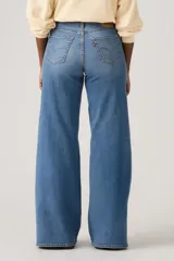Jean de tiro alto y corte wide leg en color azul con efecto deslavado. Confeccionado en mezcla de algodón, poliéster y elastano, de elasticidad baja.