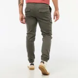 Pantalón de chándal cargo color verde militar, corte jogger con puños elásticos en los tobillos, bolsillos laterales tipo cargo en las piernas y diseño cómodo.