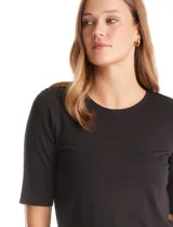 Remera básica de cuello redondo y manga corta, con ruedo redondeado. Confeccionada en tejido de viscosa con elastano.