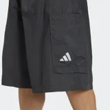 Short Adidas de corte holgado, confeccionado en tejido liso de poliamida. Presenta cintura con cordón de ajuste, bolsillos laterales con cierre y logo reflectante en la pierna.