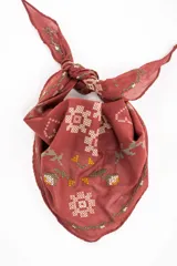 Bandana de algodón color rosado, con diseño bordado en punto cruz con motivos florales y geométricos.