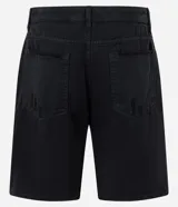 Bermuda masculina de sarga color beige con corte slim, diseño con roturas estilo destroyed y cierre tradicional de botón y cremallera.