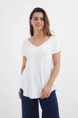 Remera color verde claro con escote en V y mangas cortas.