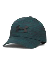 Gorra de béisbol Under Armour con diseño de perfil bajo y panel frontal estructurado. Presenta un tejido de punto texturizado en tonos verde y negro, con el logo de la marca bordado en el frente y cierre de correa ajustable en la parte posterior.