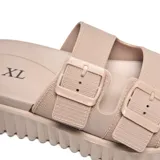 Sandalias tipo mule color beige, con doble tira ajustable con hebillas y suela gruesa acanalada con plataforma.