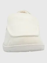Zapatilla tipo slip-on de diseño casual, confeccionada en textil color beige con suela de EVA flexible y liviana. Presenta un diseño cerrado con tecnología ZeroG para mayor comodidad.