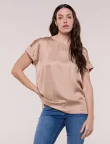 Blusa de silueta relajada confeccionada en satén de color tostado, con escote redondo, hombros caídos, mangas cortas de corte japonés con puño doblado y ruedo curvo.