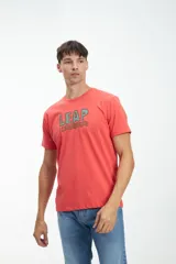 Remera de manga corta color coral con estampado en el pecho con la palabra "LEAP" en verde y un diseño de olas.