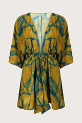 Kimono fluido con estampado abstracto en tonos mostaza y verde petróleo, con mangas anchas y lazo ajustable en la cintura.