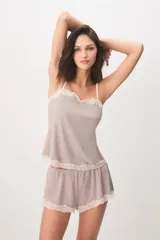 Boyshort de algodón color beige con detalles de encaje en los bordes y cintura elastizada.