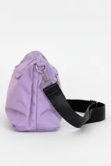 Bandolera de material sintético brillante en color azul, con cierre principal superior y bolsillo frontal con cierre. Incluye correa ajustable de cinta negra con herrajes metálicos.