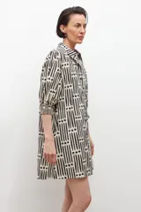 Vestido camisero corto con estampado geométrico en blanco y negro, de corte recto y manga 3/4.