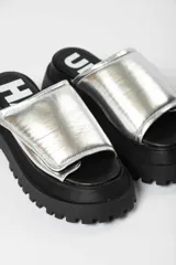 Sandalias doradas con plataforma track negra.