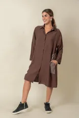 Túnica marrón de viscosa texturizada con cierre de botones, bolsillos laterales y detalle de rayas verticales en los bolsillos.