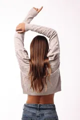 Sweater de tejido de punto color verde oliva, con textura de pequeños relieves circulares, cuello redondo y mangas largas con puños acanalados.