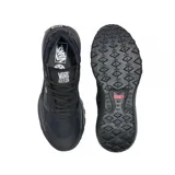 Championes Vans modelo MTE Crosspath, de diseño técnico y robusto en color negro. Presentan una suela de plataforma con relieve para mayor tracción, cuerpo de material sintético y textil, y detalles de la marca en el lateral y la lengüeta.