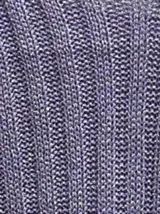 Top de punto acanalado color azul eléctrico con acabado brillante, escote en V y breteles finos.