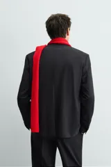 Blazer de corte regular fit confeccionado en tejido con lana, con diseño de raya diplomática. Presenta cuello con solapas de pico, cierre frontal de botonadura cruzada, bolsillos de solapa en la cadera, bolsillo interior y abertura central en la espalda.