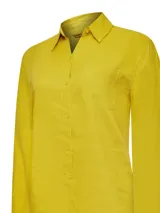 Blusa de manga larga confeccionada en lino orgánico, con cuello camisero, cierre frontal de botones y bolsillo en el pecho.